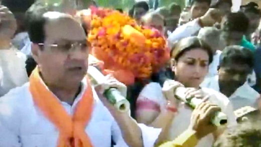 Smriti Irani attends funeral of BJP worker shot dead